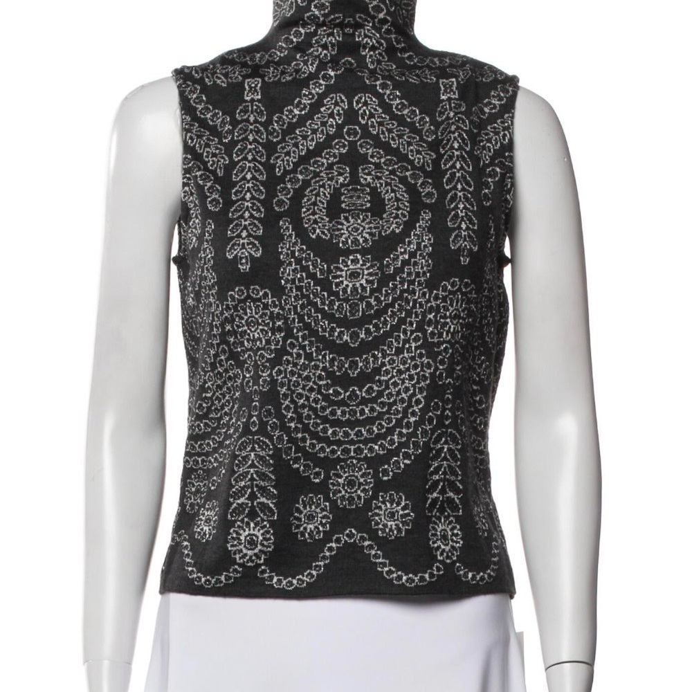 Sleeveless Black Knit Top with White Jacquard Motif